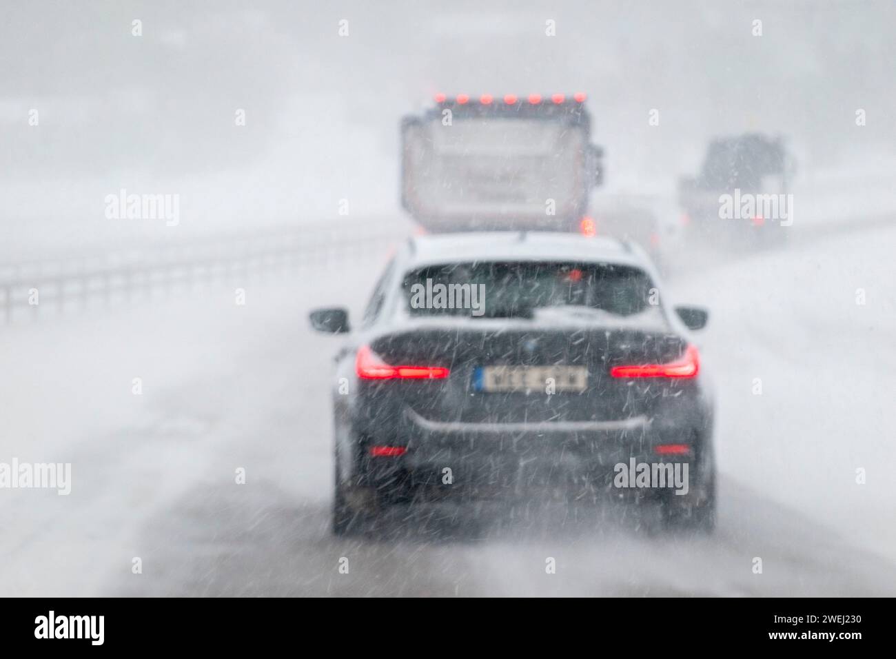 Auto su un'autostrada innevata Foto Stock
