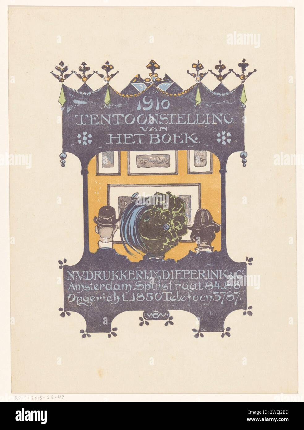 Pubblicità della società di stampa di pietre e libri di Amsterdam Dieperink & Co, 1910 stampa Una donna e due uomini, tutti con un cappello, guarda le opere incorniciate su un muro. Testo su verso. collezione d'arte cartaria, galleria d'arte Foto Stock