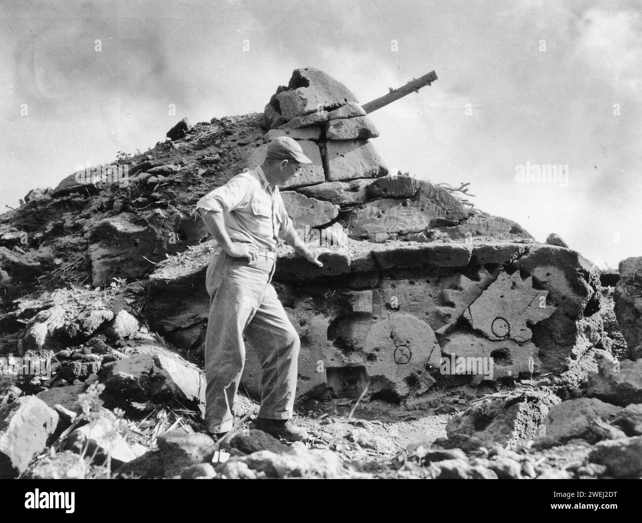 L'attenzione giapponese ai dettagli è ben illustrata da questa visione di un carro armato fittizio trovato su Iwo Jima. Il serbatoio è costruito in cenere vulcanica consolidata, che è morbida e può essere facilmente tagliata con un coltello. La scultura tridimensionale è più efficace maggio 1945 Foto Stock