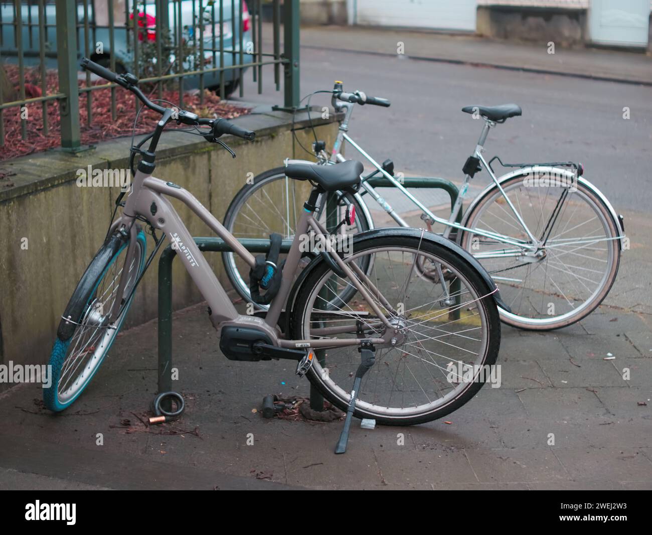 Bruxelles, Belgio, 25 gennaio 2024. Biciclette in Belgio. Veicoli a due ruote per le strade di Bruxelles. 2 biciclette protette con dispositivi antifurto. Foto Stock