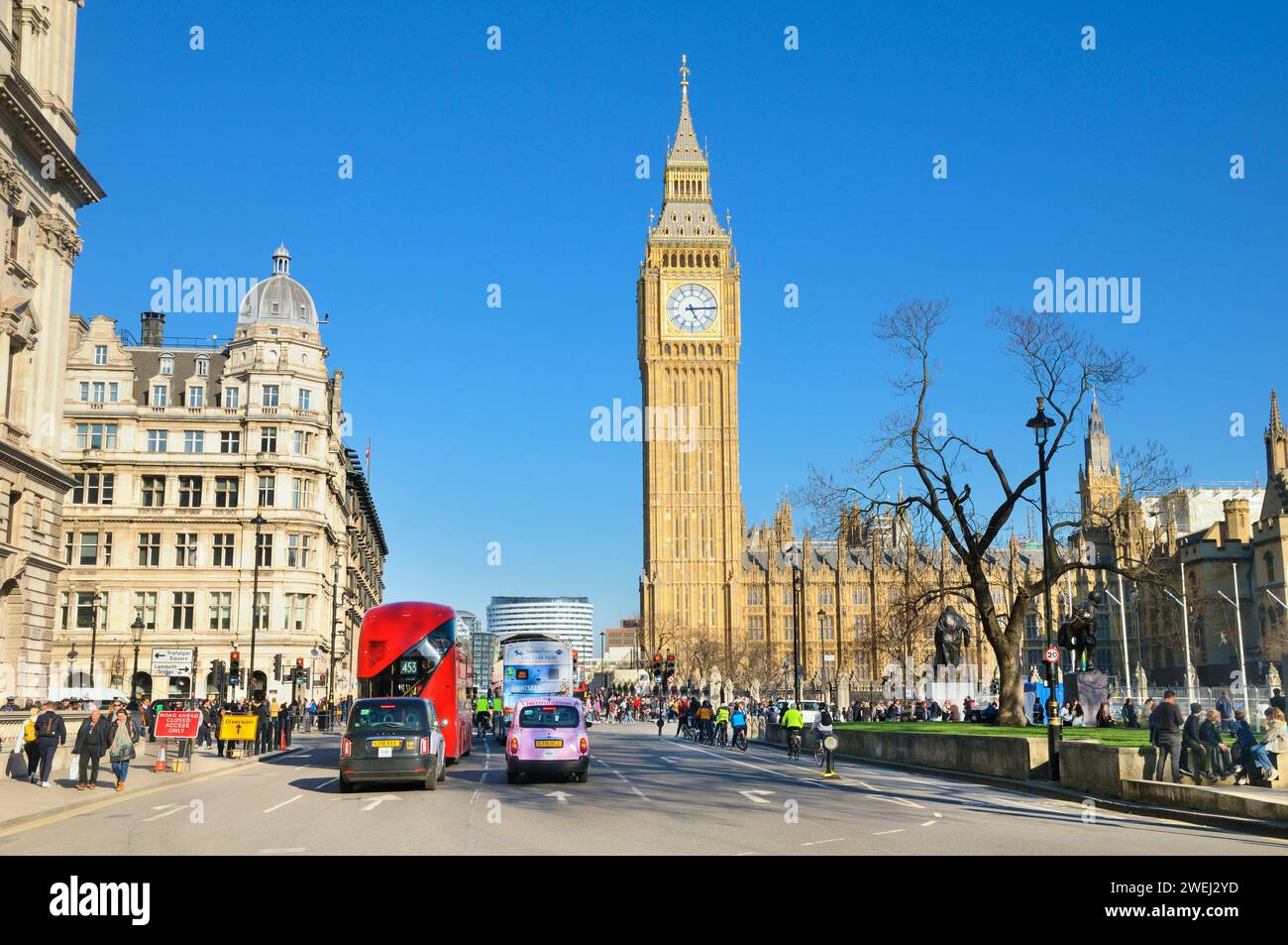 Vista da Great George Street verso Elizabeth Tower, comunemente conosciuta come Big Ben, con Houses of Parliament, City of Westminster, centro di Londra, Regno Unito Foto Stock