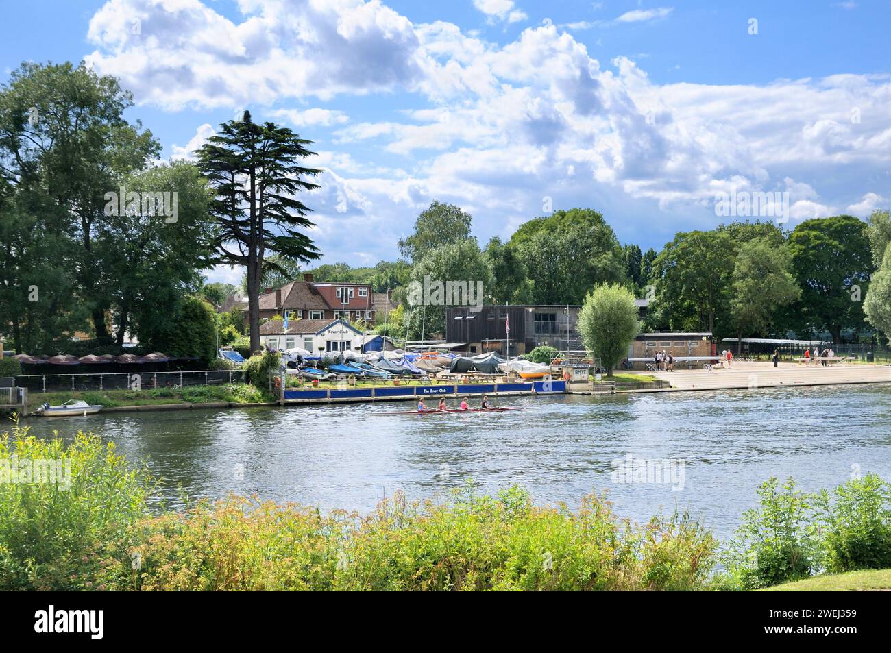 Quattro giovani donne in una barca a remi sul Tamigi in estate fuori dal River Club tra Hampton Court e Kingston, Inghilterra, Regno Unito Foto Stock