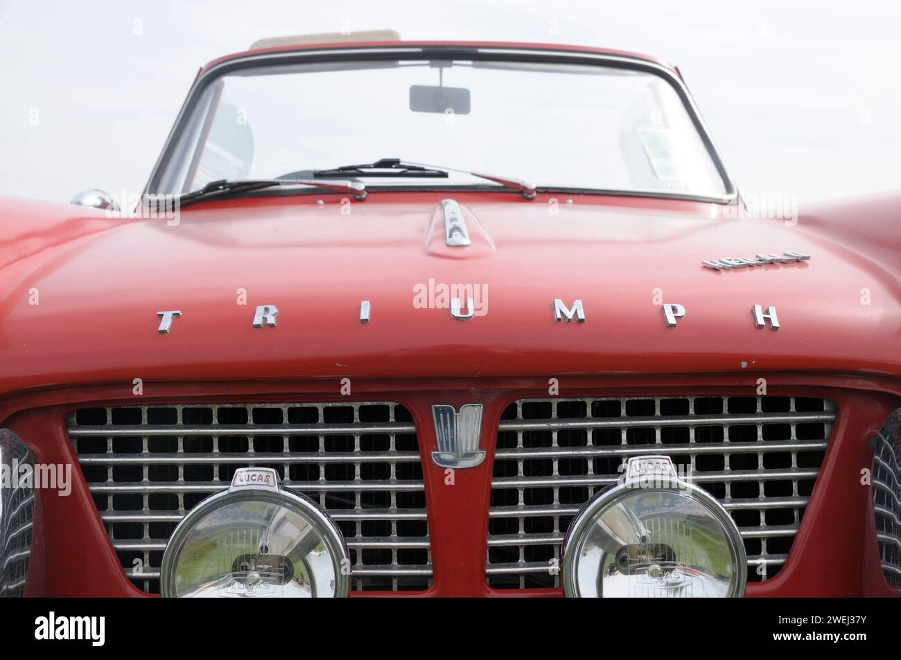 Vista frontale di una classica auto convertibile rossa Triumph Herald. anni '1960, auto d'epoca, vintage, retrò Foto Stock