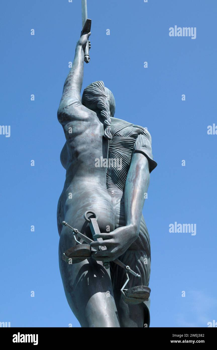 Statua "Verity" dell'artista di fama mondiale Damien Hirst, Ilfracombe, North Devon, Inghilterra, Regno Unito. scultura in acciaio inox e bronzo di 66 metri. Arte pubblica. Foto Stock