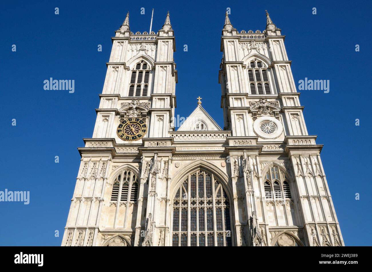 Architettura in stile gotico in pietra dei campanili della facciata occidentale sopra l'ingresso della Great West Door dell'Abbazia di Westminster nel centro di Londra, Inghilterra, Regno Unito Foto Stock