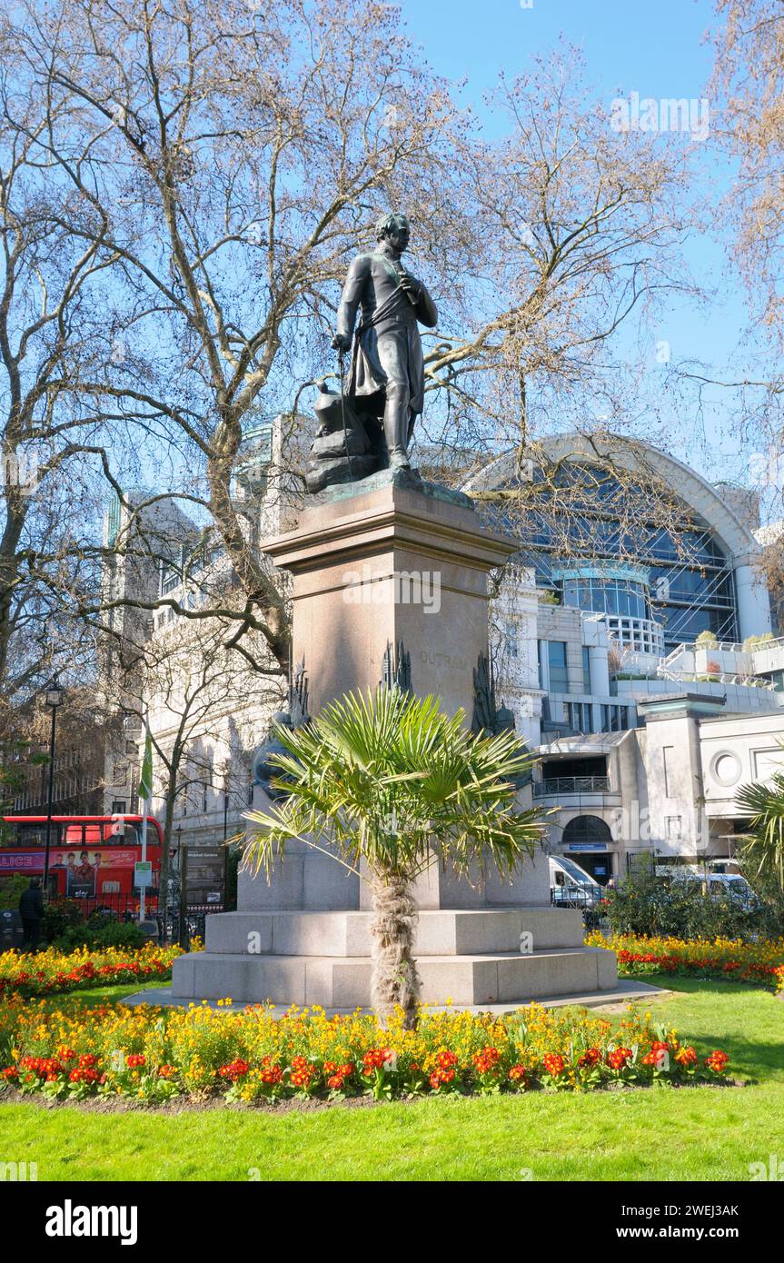 Statua in bronzo di grado II del tenente generale Sir James Outram, di Matthew Noble, Whitehall Gardens, Victoria Embankment, Londra, Inghilterra, Regno Unito Foto Stock