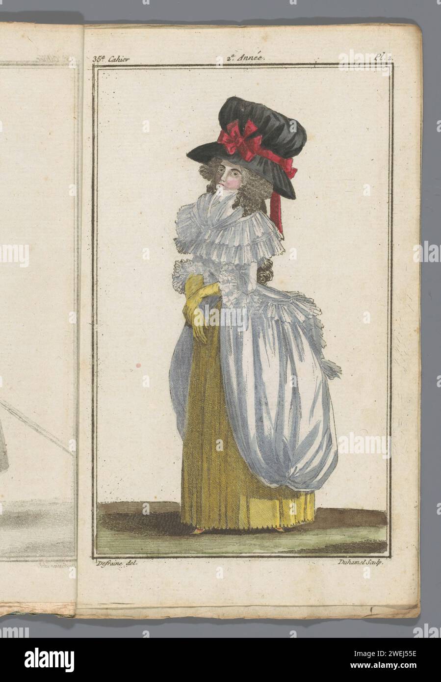 Store of New French and English mode, 30 ottobre 1787, 35th notebook, 2nd year, pl. 2, A.B. Duhamel, dopo Defraine, 1787 donna in piedi vestita secondo la moda inglese. Indossa un vestito di muslin bianco, la cui gonna è stata tenuta dietro. Underkirt di gel canarino 'pékin' e un guardaroba di lino bianco con doppia falbala. Sulla testa un grande "Chapeau-Bonnette" nero. La stampa fa parte del 35th Cahier, II Année, del Magasin des Modes Nouvelles Francases et Anglaises. La serie è composta da 172 stampe di moda, pubblicate da Buisson, Parigi, 20 novembre 1786 - 21 dicembre 178 Foto Stock