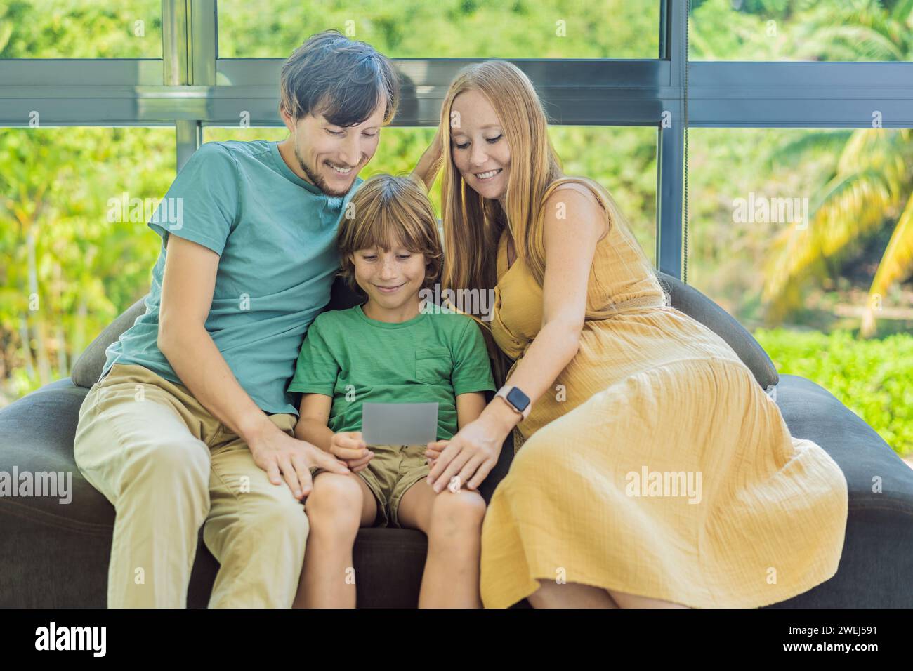 La madre e il padre in attesa condividono con tenerezza la gioia del