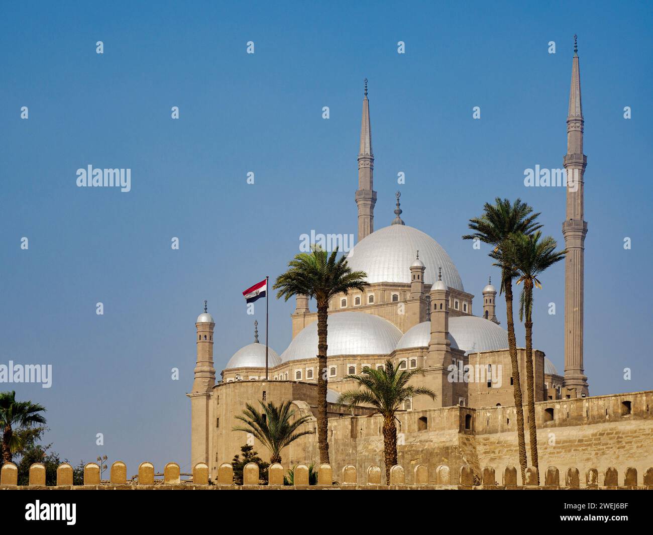 La moschea di Muhammad Ali dell'epoca ottomana, completata nel 1848, si affaccia sul Cairo dalla cima della Cittadella, in Egitto. Foto Stock