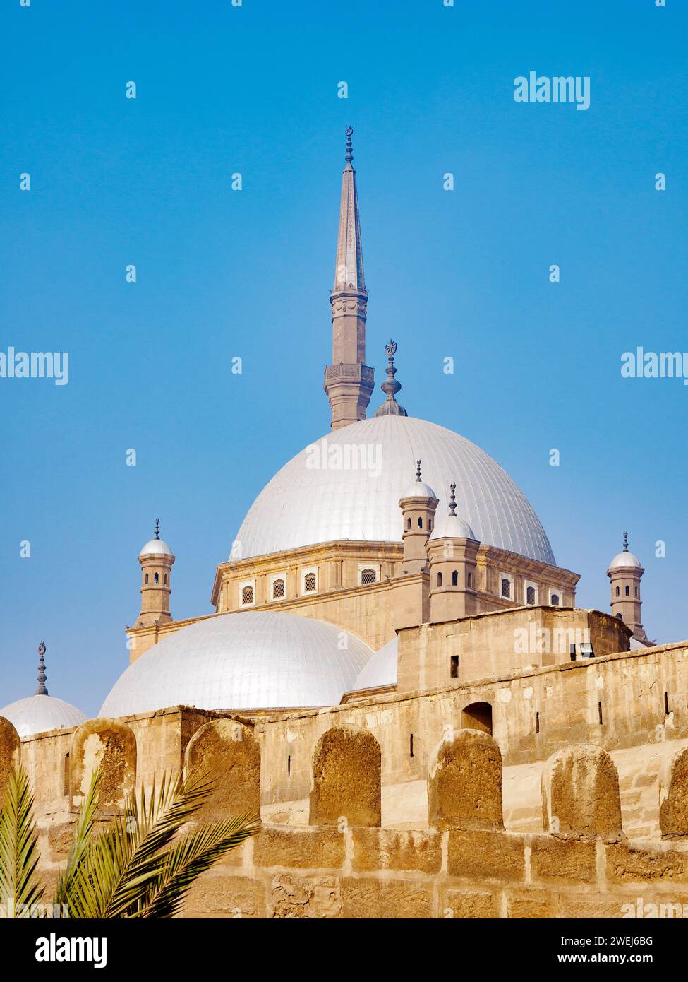 La moschea di Muhammad Ali dell'epoca ottomana, completata nel 1848, si affaccia sul Cairo dalla cima della Cittadella, in Egitto. Foto Stock