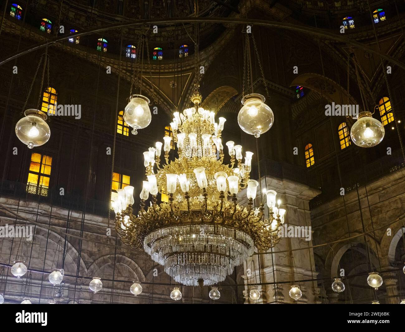 Interno della moschea di Muhammad Ali dell'epoca ottomana, completata nel 1848, che si affaccia sul Cairo dalla cima della Cittadella, Egitto. Foto Stock