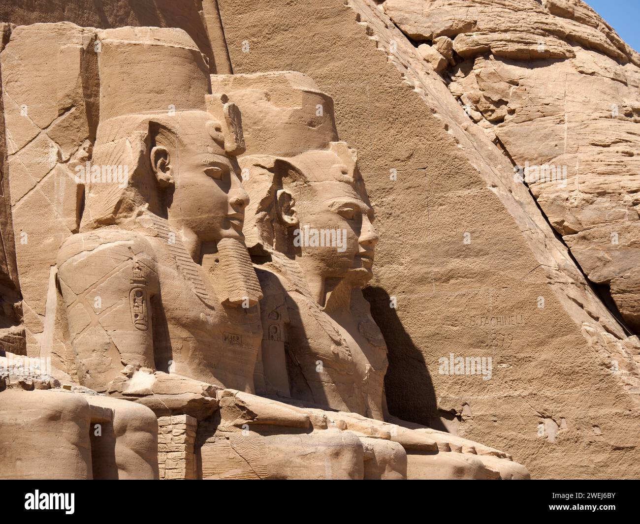Il grande Tempio di Abu Simbel con le sue quattro statue colossali di Ramses II, Egitto, alte 20 metri. Foto Stock
