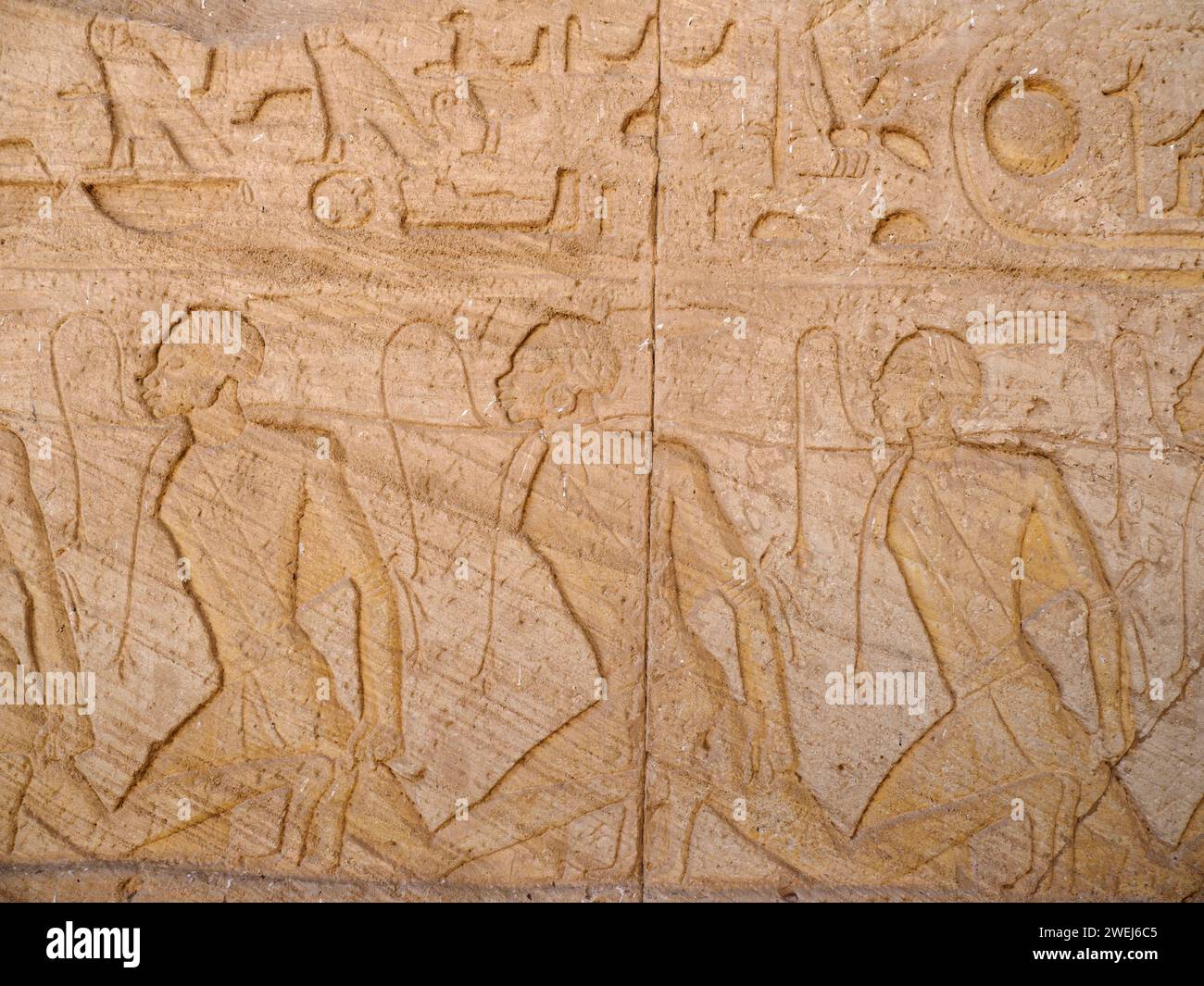 Fregio all'esterno del grande Tempio di Abu Simbel, con le sue quattro statue colossali di Ramses II, Egitto, alte 20 metri. Foto Stock