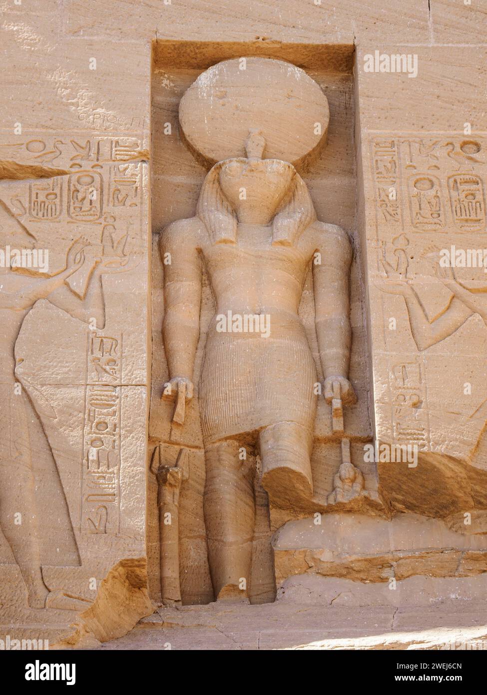 Il grande Tempio di Abu Simbel, con le sue quattro statue colossali di Ramses II, Egitto, alte 20 metri. Foto Stock