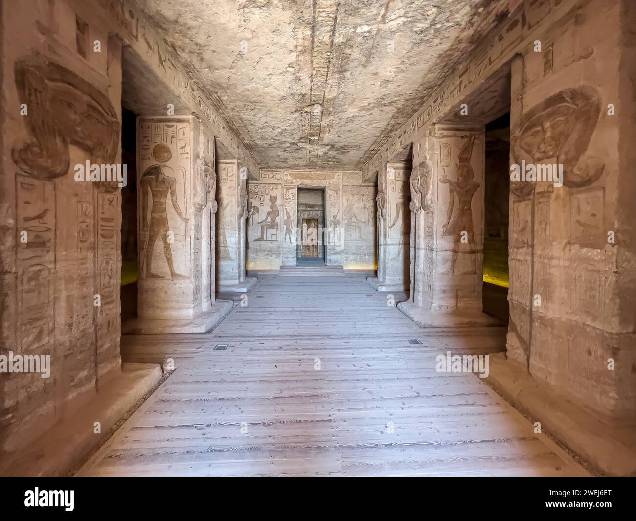 Vista interna del piccolo Tempio di Abu Simbel con le sue camere successive più piccole che conducono al santuario, l'Egitto. Foto Stock