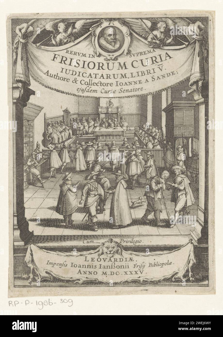 Interno di una corte, J. Hermans, 1635 stampa molte figure maschili in un interno di una corte. Su entrambi i lati dello spettacolo due colonne con il titolo e un ritratto dello scrittore a destra all'interno di un cartiglio. Inoltre, due angeli con gli attributi della verità e della giustizia: Uno specchio, una scala e una spada rispettivamente. Sotto lo spettacolo una pelle di leone con l'impressa su di essa. incisione su carta / stampa su carta simboli e allegorie della giurisprudenza. diritto e giurisprudenza (+ aula di tribunale) Foto Stock