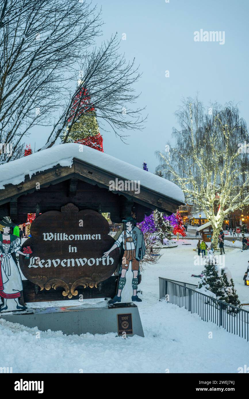 Benvenuto all'insegna di Leavenworth in inverno nel centro di Leavenworth, nella contea di Chelan, nello stato di Washington orientale, Stati Uniti. Foto Stock