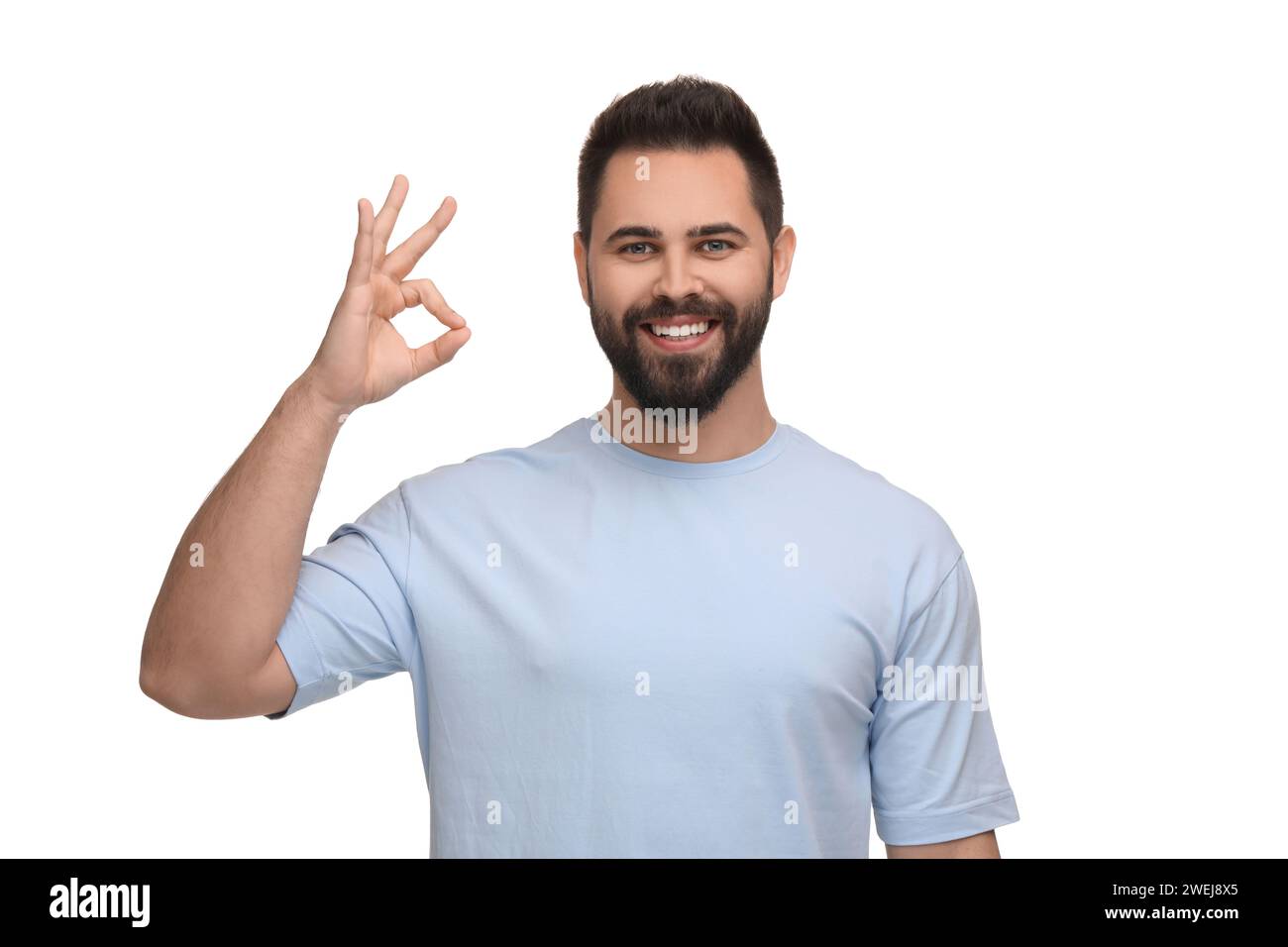 Uomo con denti puliti che mostra un gesto OK su sfondo bianco Foto Stock