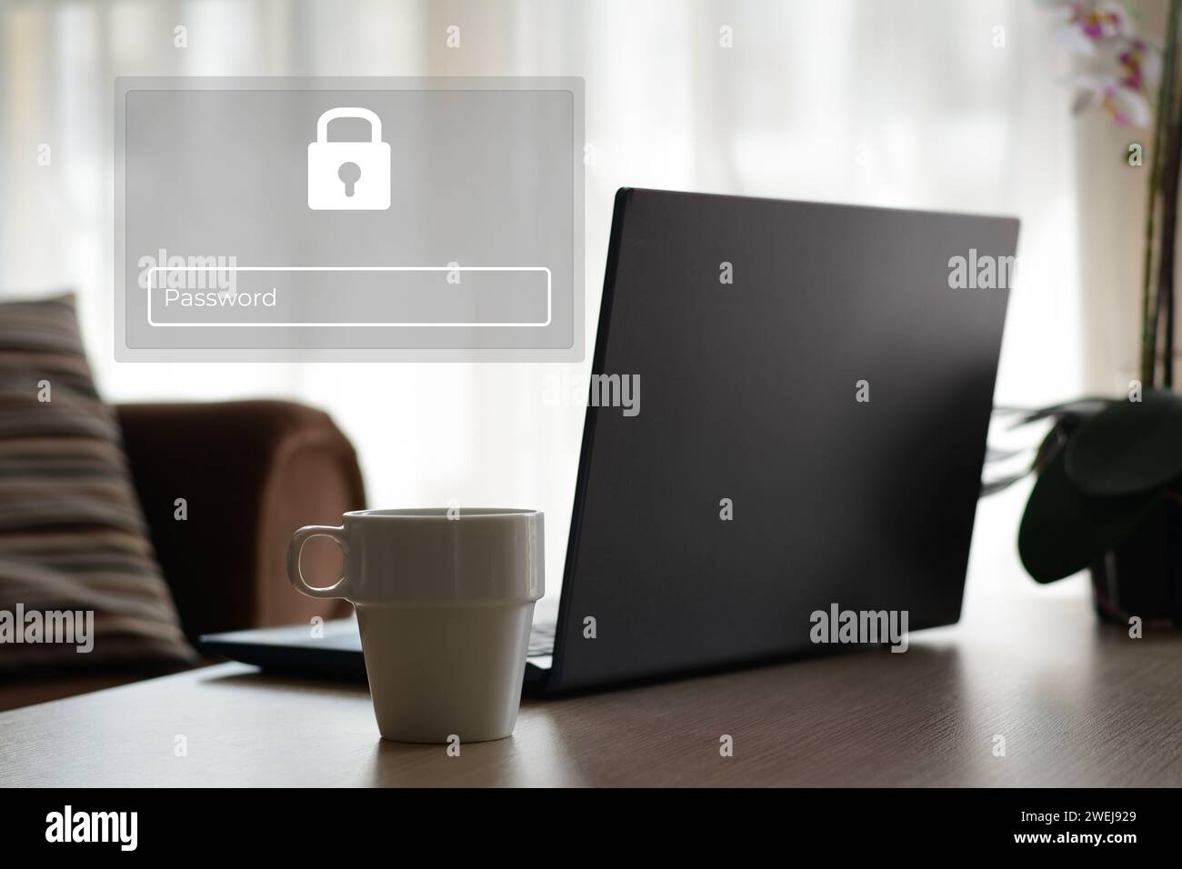 Protezione della privacy. Interfaccia con password digitale vicino al laptop Foto Stock