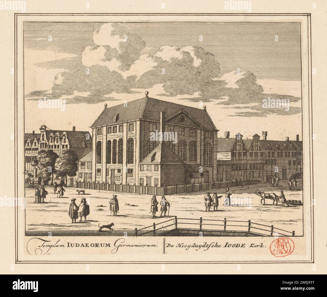 Veduta della grande Sinagoga di Amsterdam, Anonimo, 1757 - 1766 stampa veduta della grande sinagoga del comune alto tedesco all'angolo del Deventer Houtmarkt, l'attuale Jonas Daniël Meijerplein e la Nieuwe Amstelstraat di Amsterdam. Il Dritt Sjoel era situato nelle due case con facciata a orologio sulla Nieuwe Amstelstraat (a destra) dal 1700. Sotto lo spettacolo il titolo in latino e olandese. Incisione/incisione di carta della Sinagoga (come edificio e luogo di culto  religione ebraica). 'Ashkenazim'  comunità ebraiche. strada (+ City(-scape) con figure, personale) grande sinagoga Foto Stock