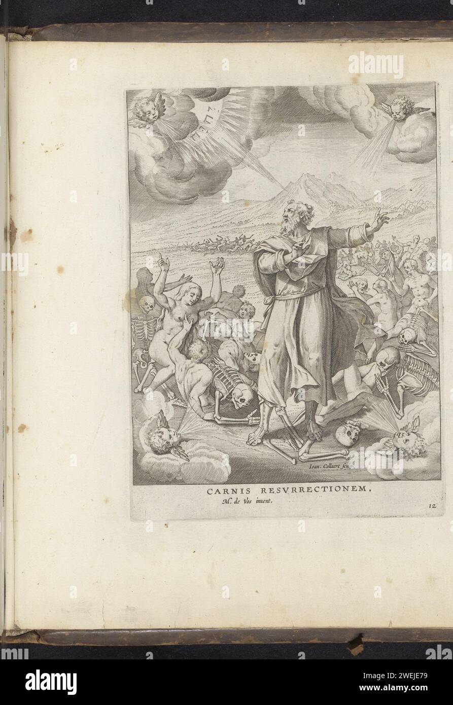 Visioen van Ezekiel, Jan Collaert (II), dopo Maerten de Vos, 1646 stampa illustrazione dell'undicesimo articolo di fede (la risurrezione del corpo) del credo apostolico. Il profeta Ezechiele si trova in una valle piena di ossa. Egli parla a Dio padre che appare nella forma del Teragramma nel cielo. Le ossa morte prendono vita intorno a lui e vivono le persone. Questa stampa fa parte di un album. incisione di carta 'carnis resurrectionem'  articoli di fede. Visione di Ezechiele della valle delle ossa secche (Ezechiele 37:1-10) Foto Stock