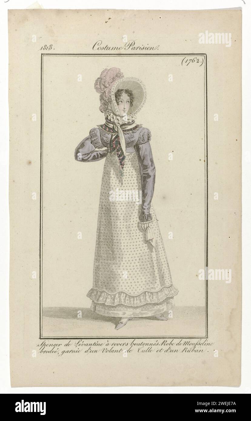 Journal of the Ladies and Fashions, Parisian costume, 25 settembre 1818, (1762): Spencer de Lévantin (...), 1818 Standing Woman Dressed in a 'Spencer de Lévantine' with 'Revers Boutonnés'. Giapponese di muslin ricamato, decorato con una striscia di tulle pieghettata e un nastro. Accessori: Cappello Laive con piume, sciarpa con frange, fazzoletto, scarpe basse con fiocchi e nasi quadrati. La stampa fa parte della rivista di moda Journal des Dames et des Modes, pubblicata da Pierre de la Mésangère, Parigi, 1797-1839. lastre di moda per incisioni in carta. abito, abito (+ abiti da donna). testa-ingranaggio: h Foto Stock