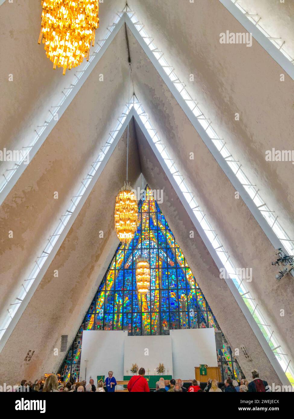 Tromsoe, Norvegia - 23 agosto 2023: La gente visita la cattedrale artica nella città di Tromso, nel nord della Norvegia Foto Stock
