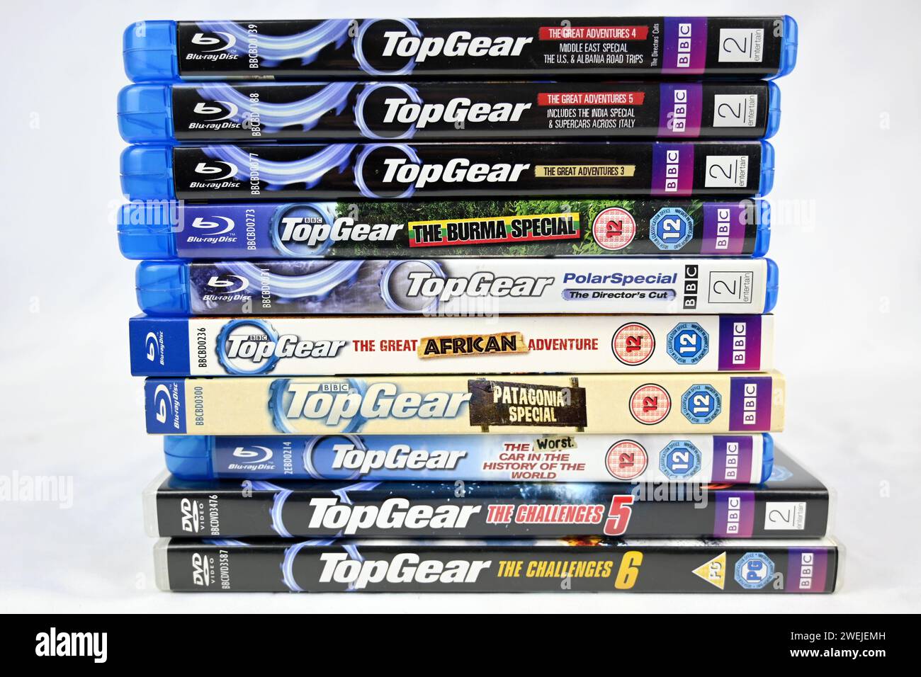 BBC Top Gear DVD e Blu Ray Stacked pile Collection – Galles, Regno Unito – 25 gennaio 2024 Foto Stock