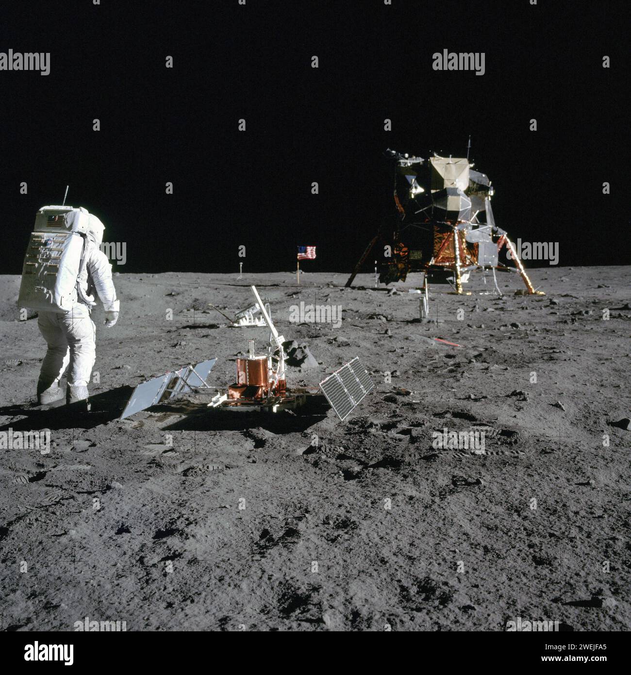 L'astronauta americano Edwin E. Aldrin Jr., pilota modulo lunare, dopo aver implementato il pacchetto Early Apollo Scientific Experiments durante l'attività extraveicolare dell'Apollo 11 sulla superficie lunare. Foreground is Passive Seismic Experiment Package, with laser Ranging retro-Reflector, U.S. flag and Lunar Module in background, Photography taken by Astronaut Neil A. Armstrong, NASA, 20 luglio 1969 Foto Stock