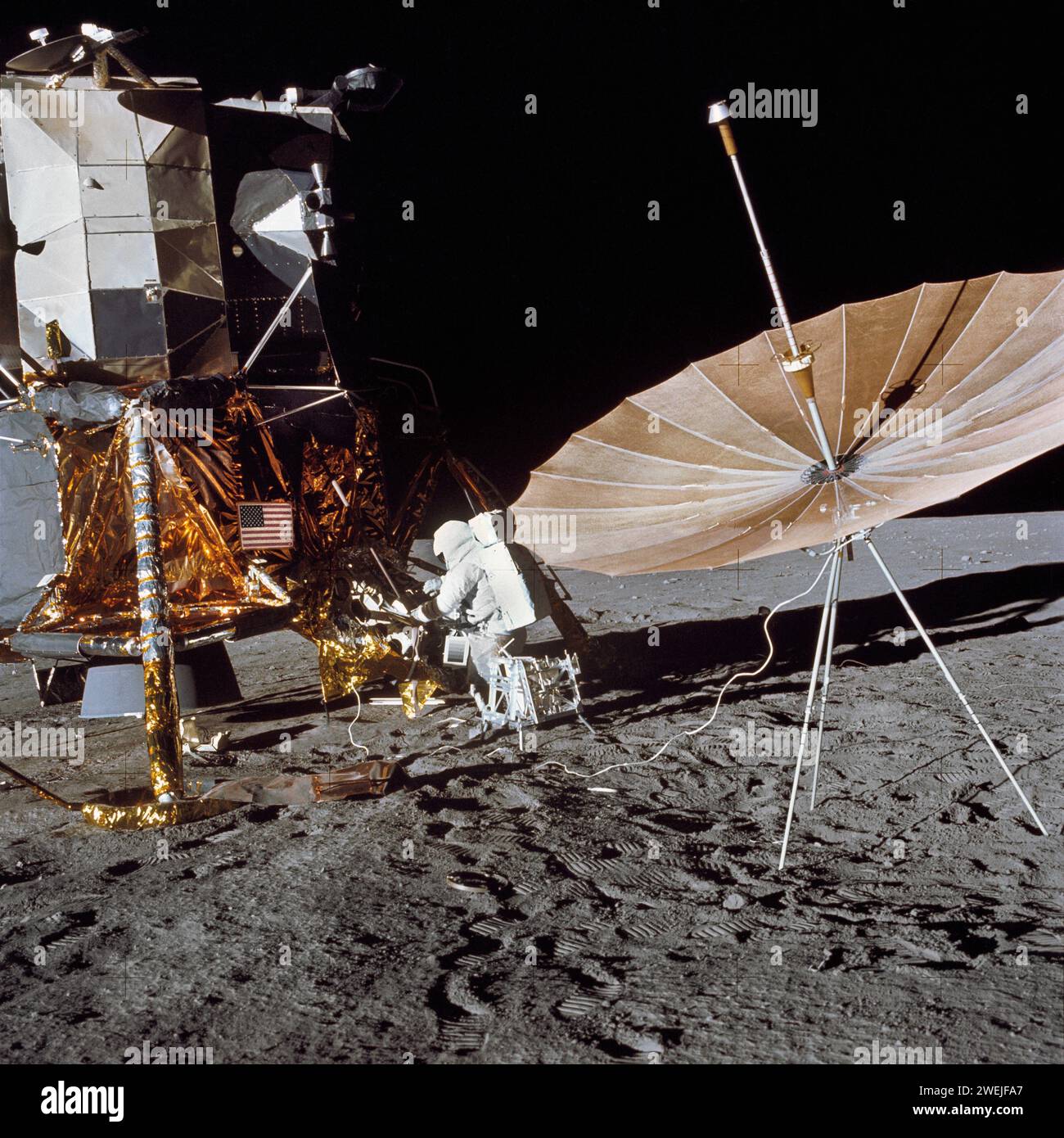 L'astronauta americano Charles Conrad Jr., comandante della missione di atterraggio lunare Apollo 12, in piedi presso il modulo Equipment Stowage Assembly sul modulo lunare dopo la prima attività extraveicolare dell'Apollo 12 sulla superficie lunare, NASA, 19 novembre 1969 Foto Stock