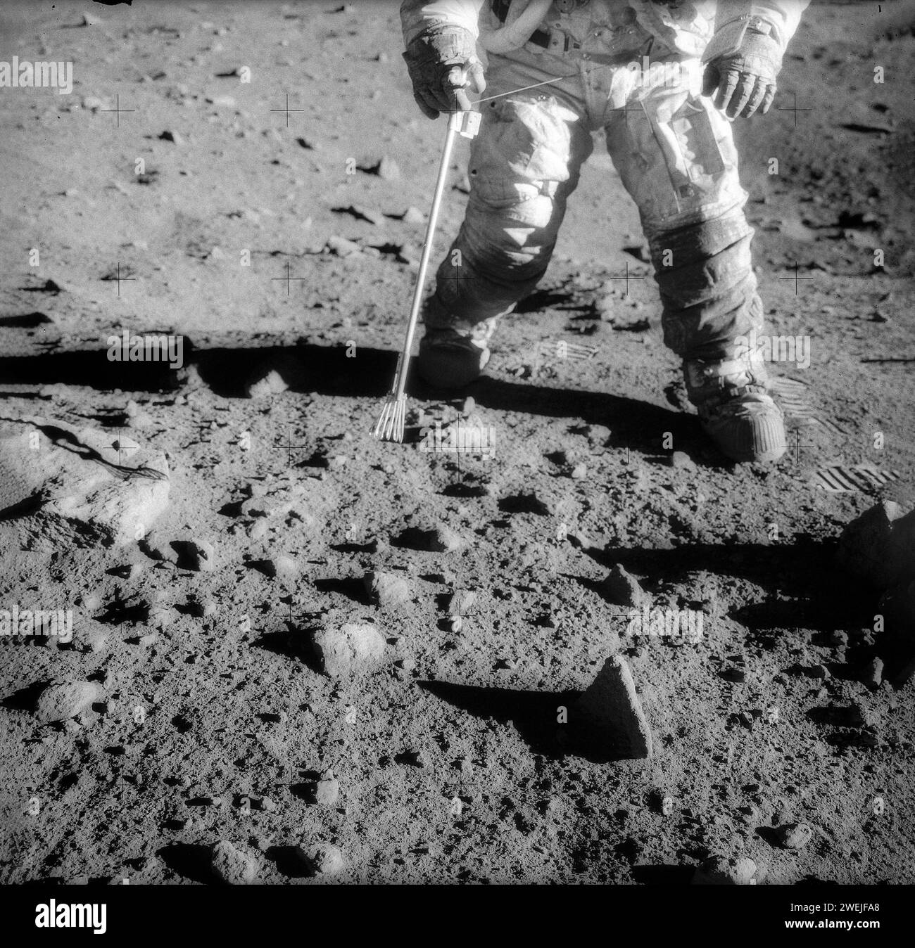 L'astronauta americano Charles Conrad Jr., comandante della missione di atterraggio lunare Apollo 12, durante l'attività extraveicolare sulla superficie lunare, la lista di controllo EVA è sul polso sinistro di Conrad, una serie di pinze, un Apollo Lunar Hand Tool, si tiene nella mano destra, NASA, 20 novembre 1969 Foto Stock