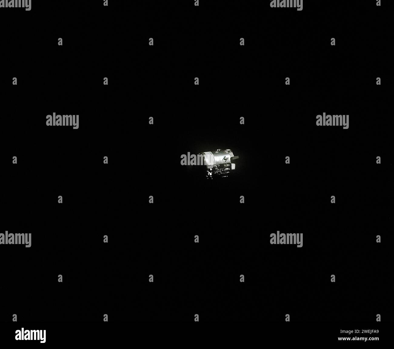 Modulo di servizio Apollo 13 gravemente danneggiato fotografato dal modulo lunare/modulo di comando a seguito dello smantellamento del modulo di servizio, NASA, 17 aprile 1970 Foto Stock
