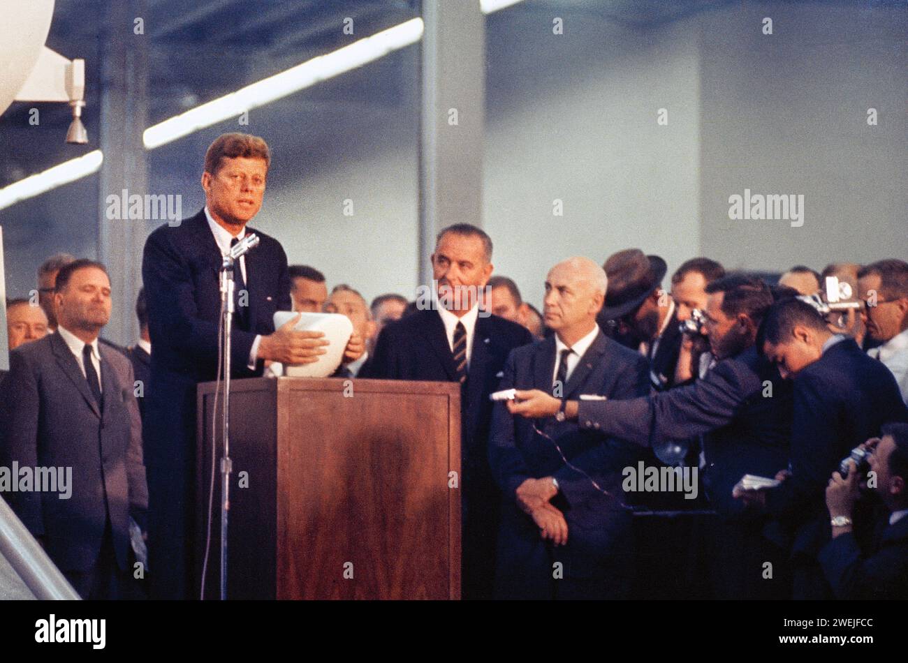 Il presidente degli Stati Uniti John F. Kennedy parla al raduno dei media e dei dipendenti del sito 3 durante la visita, tra cui il vicepresidente degli Stati Uniti Lyndon B. Johnson; il dottor Robert R. Gilruth; e James E. Webb, amministratore della NASA, Manned Spacecraft Center, Houston, Texas, USA, 12 settembre 1962 Foto Stock