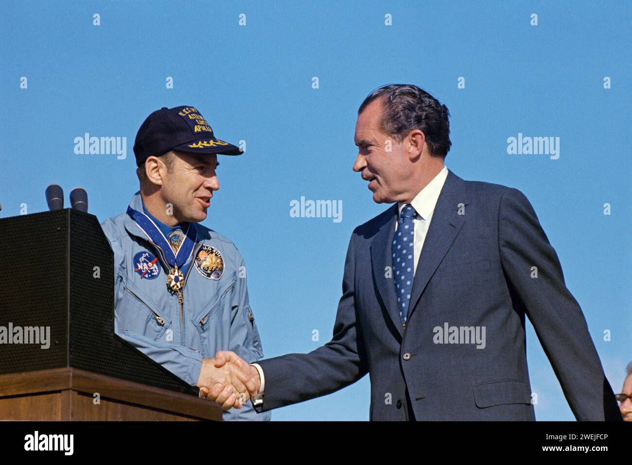 Il presidente degli Stati Uniti Richard M. Nixon e l'astronauta James A. Lovell Jr., comandante dell'Apollo 13, stringendo la mano durante la cerimonia speciale per presentare all'equipaggio dell'Apollo 13 la Medaglia Presidenziale della libertà, il più alto onore civile della nazione, Hickam Air Force base, Hawaii, USA, NASA, 18 aprile, 1970 Foto Stock