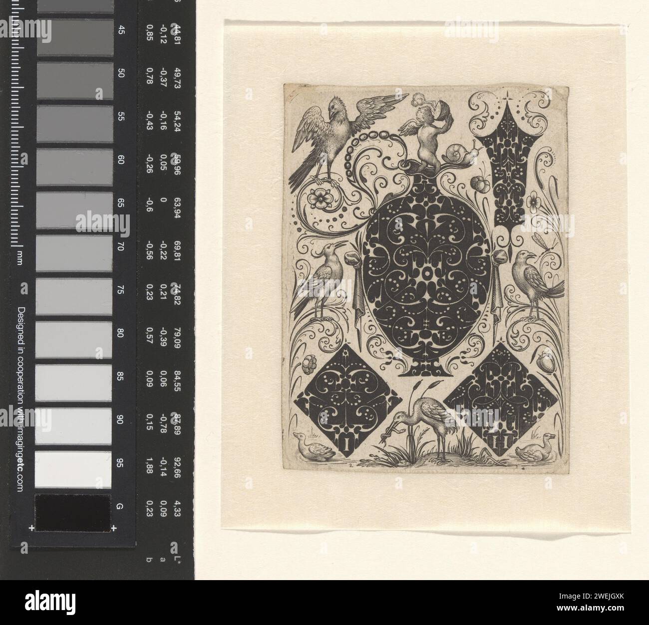Ornamento con medaglione a forma di barattolo circondato da uccelli, Jacques Hurtu, 1615 - 1620 ornamento nero con medaglione a forma di caraffa con tre pezzi angolari. C'è un putto da bere sulla caraffa. Gli ornamenti sono circondati da diversi uccelli. Numero 2 di una serie di sei stampe di ornamenti per orefici. incisione su carta Foto Stock