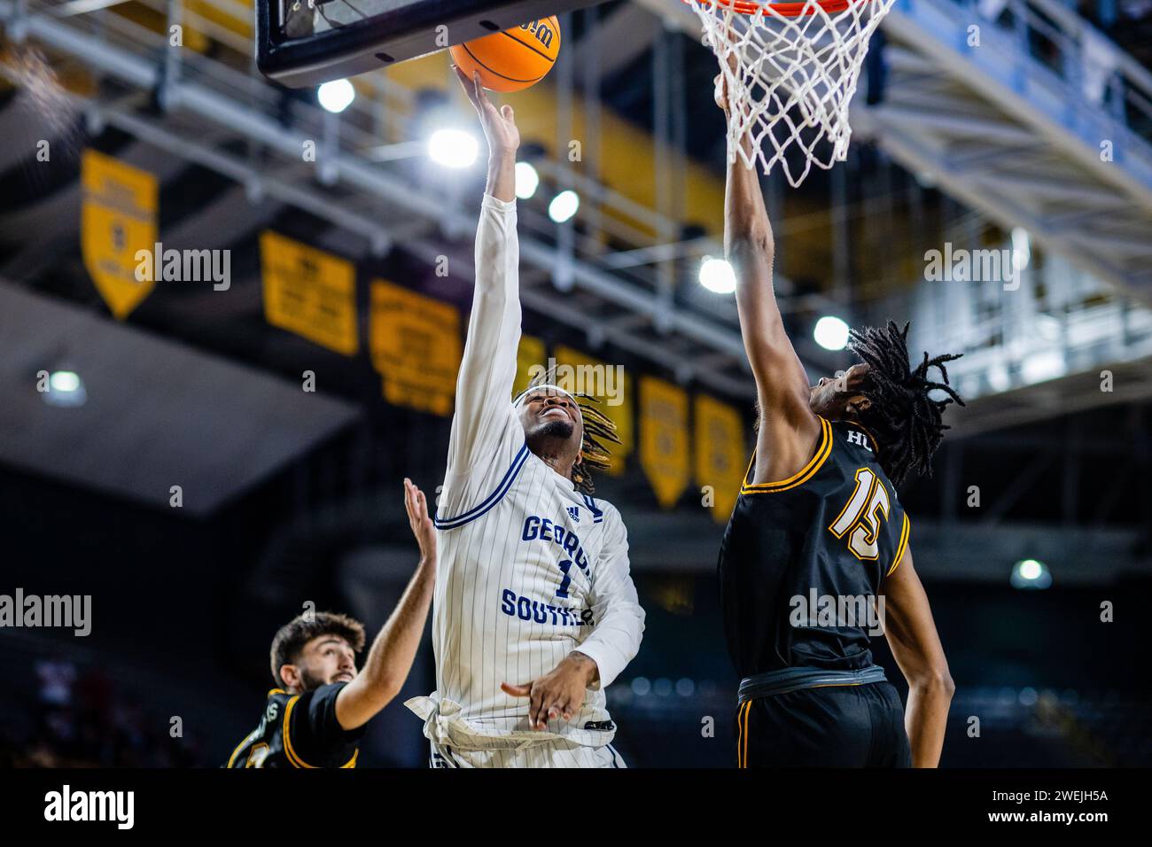 Boone, NC, USA. 25 gennaio 2024. L'attaccante dei Georgia Southern Eagles Cam Bryant (1) spara all'attaccante degli Appalachi State Mountaineers CJ Huntley (15) nel match di basket NCAA all'Holmes Center di Boone, NC. (Scott Kinser/CSM). Credito: csm/Alamy Live News Foto Stock