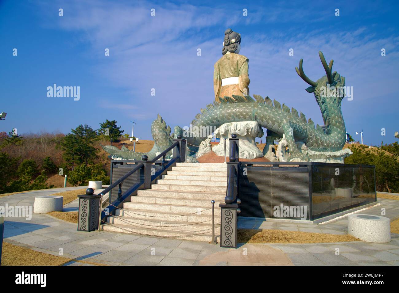 Samcheok City, Corea del Sud - 28 dicembre 2023: Vista posteriore della scultura di Lady Suro seduta in cima a un drago, ambientata contro un cielo blu vivo a Lady Suro Foto Stock