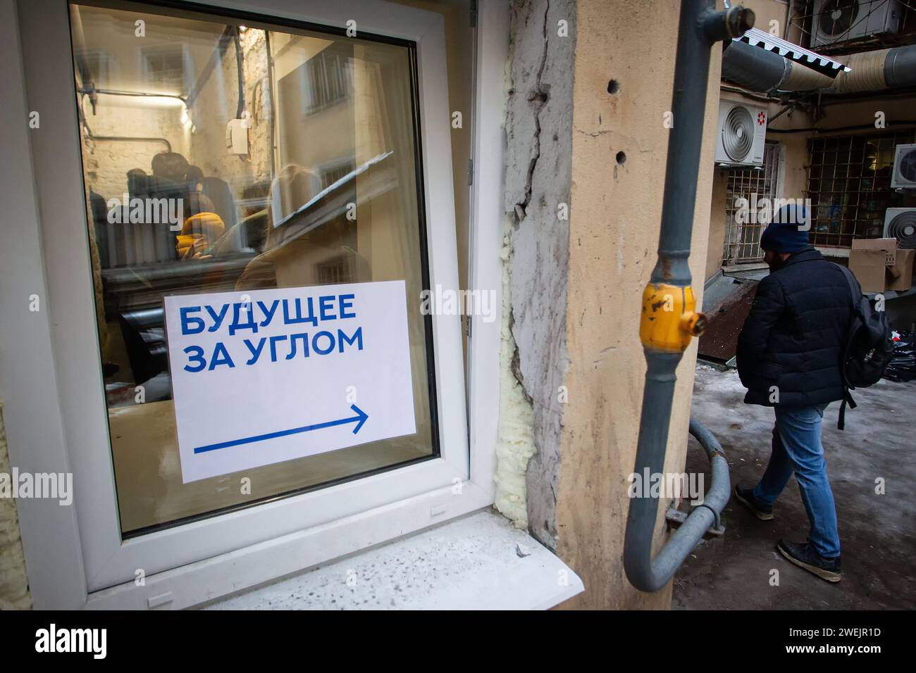 St Pietroburgo, Russia. 25 gennaio 2024. Le persone in un cortile di strada entrano nella sede della campagna elettorale del candidato presidenziale dell'iniziativa civile Boris Nadezhdin per firmare il suo sostegno. Le elezioni presidenziali russe del 2024 si svolgeranno nell'arco di tre giorni dal 15 al 17 marzo. In totale, Nadezhdin ha bisogno di raccogliere 100 mila firme a sostegno della sua nomina alla presidenza della Federazione russa per la Commissione elettorale centrale della Russia per registrarlo come candidato alle elezioni. (Foto di Artem Priakhin/SOPA Images/Sipa USA) credito: SIPA USA/Alamy Live News Foto Stock