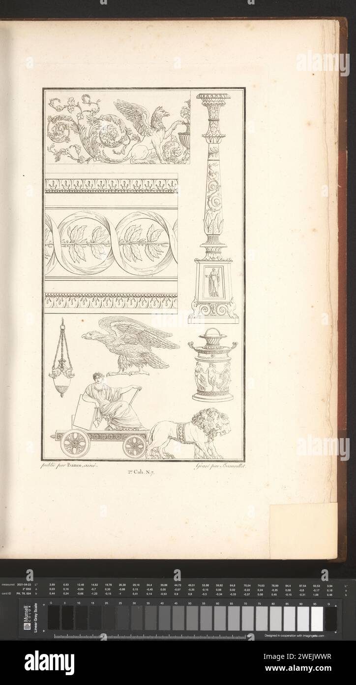 Frisoni, candelabro e donna a Leeuwenkar, Pierre-Nicolas Beauvallet, 1820 stampe ornamentali con, tra le altre cose, diversi frisoni, un candelabro e una donna che guida su un'auto trainata da leoni. Parte (2° N. 7) del Prentalbum con due serie di 138 stampe ornamentali di Beauvallet e Normand, 'Fragmens d'Ortuens Dans le Style Antique'. ornamenti per incisione di carta ~ candelabro artistico Foto Stock