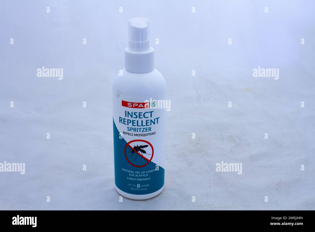 Johannesburg, Sudafrica - uno spritzer repellente per insetti di Spar isolato su uno sfondo chiaro con spazio per la copia Foto Stock
