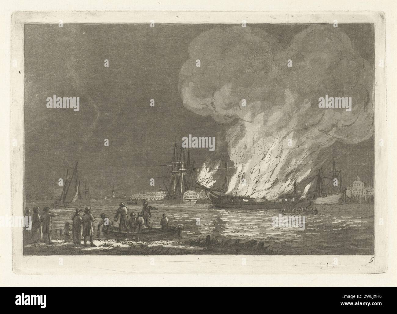 Nave in fiamme per Rotterdam, Gerrit Groenewegen, 1791 stampa nave in fiamme per Rotterdam. A sinistra in primo piano alcune figure sul lungomare e sei figure su una barca a remi. La firma in basso a sinistra del margine è stata parzialmente rimossa. Questa stampa fa parte di una serie di sei stampe con navi diverse. Navi per incisione della carta (in generale) - CC - più di una nave Foto Stock