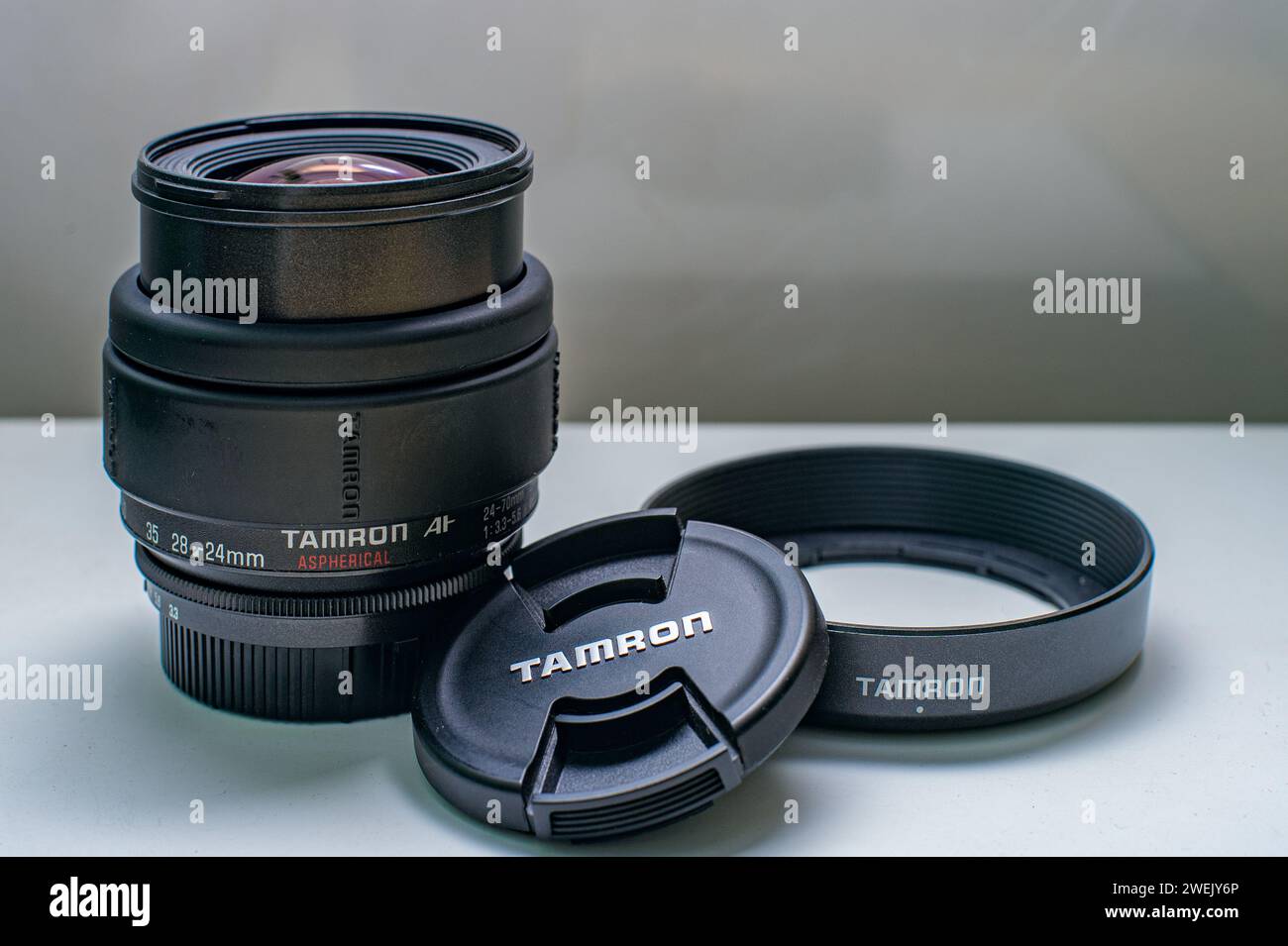 03 04 2019 Vintage Old Zoom Tamron 24-70mm f3.3-5,6 AF asferica full frame Kalyan vicino a Mumbai Maharashtra INDIA Asia Foto Stock