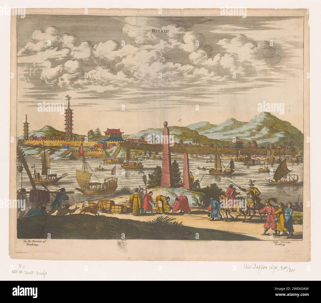 Vista di una città in Cina, Anonimo, John Ogilby, città cinese fortificata con 1671 stampe, vista dalla riva opposta del fiume. Cifre in primo piano e navi a vela cinesi sul fiume. Sotto la stampa un'iscrizione in inglese (a sinistra): "Nella provincia di Tzietkiang", e in olandese (a destra): "Nella provincia tzietkiang". prospetto di incisione su carta della città, panorama della città, sagoma della città. river China Foto Stock