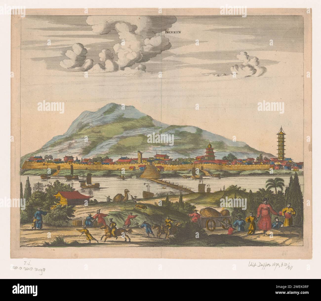 Vista della città cinese di Nanchino, Anonimo, John Ogilby, stampa 1670 - 1671 città cinese paludosa vista dalla riva opposta del fiume. Cifre in primo piano e navi a vela cinesi sul fiume. La correzione N è stata messa in calligrafia N del titolo. prospetto di incisione su carta della città, panorama della città, sagoma della città. river China Foto Stock