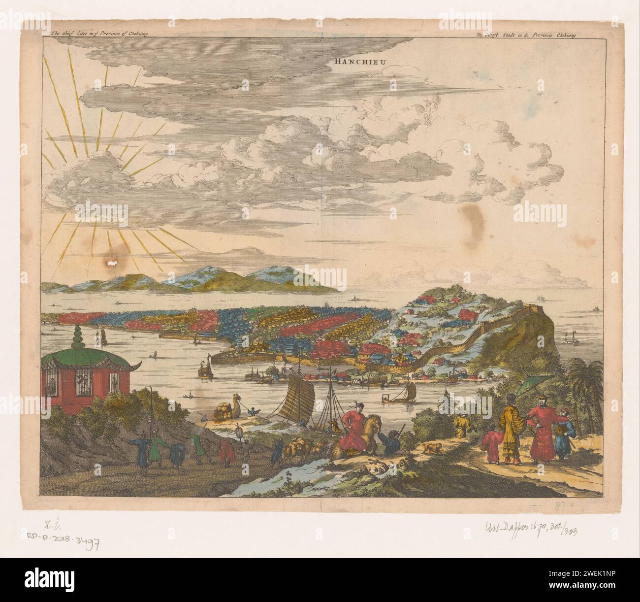 Vista di una città in Cina, Anonimo, John Ogilby, stampa del 1671 città cinese paludosa su un'isola, vista dalla riva opposta del fiume. Cifre in primo piano e navi a vela cinesi sul fiume. Lato anteriore sinistro una piccola struttura. Sopra la stampa un'iscrizione in inglese (a sinistra): "The Chief Citie in Y [e] Province of Chekiang", e in olandese (a destra): "De Hooft Stadt in the province of Chekiang". prospetto di incisione su carta della città, panorama della città, sagoma della città. river China Foto Stock