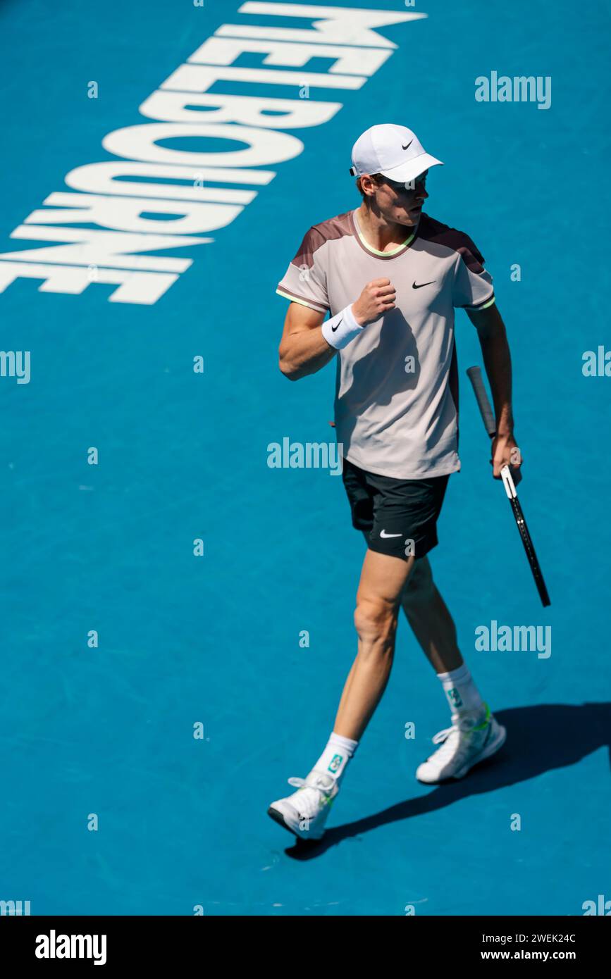 Melbourne, Australia, 26 gennaio 2024. Il tennista italiano Jannick Sinner è in azione durante l'Australian Open Tennis Grand Slam 2024 a Melbourne Park. Crediti fotografici: Frank Molter/Alamy Live news Foto Stock