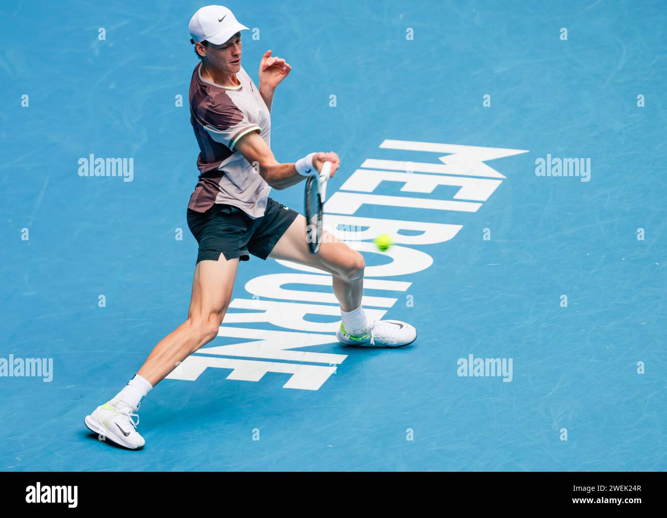 Melbourne, Australia, 26 gennaio 2024. Il tennista italiano Jannick Sinner è in azione durante l'Australian Open Tennis Grand Slam 2024 a Melbourne Park. Crediti fotografici: Frank Molter/Alamy Live news Foto Stock