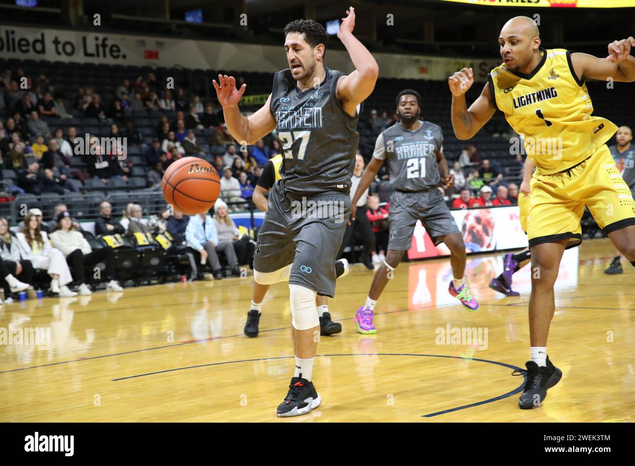 London Ontario Canada, 21 gennaio 2024. I London Lightning sconfiggono i Rhode Island Kraken nella loro prima visita in Canada. Isaac Medeiros (27) del Rhod Foto Stock