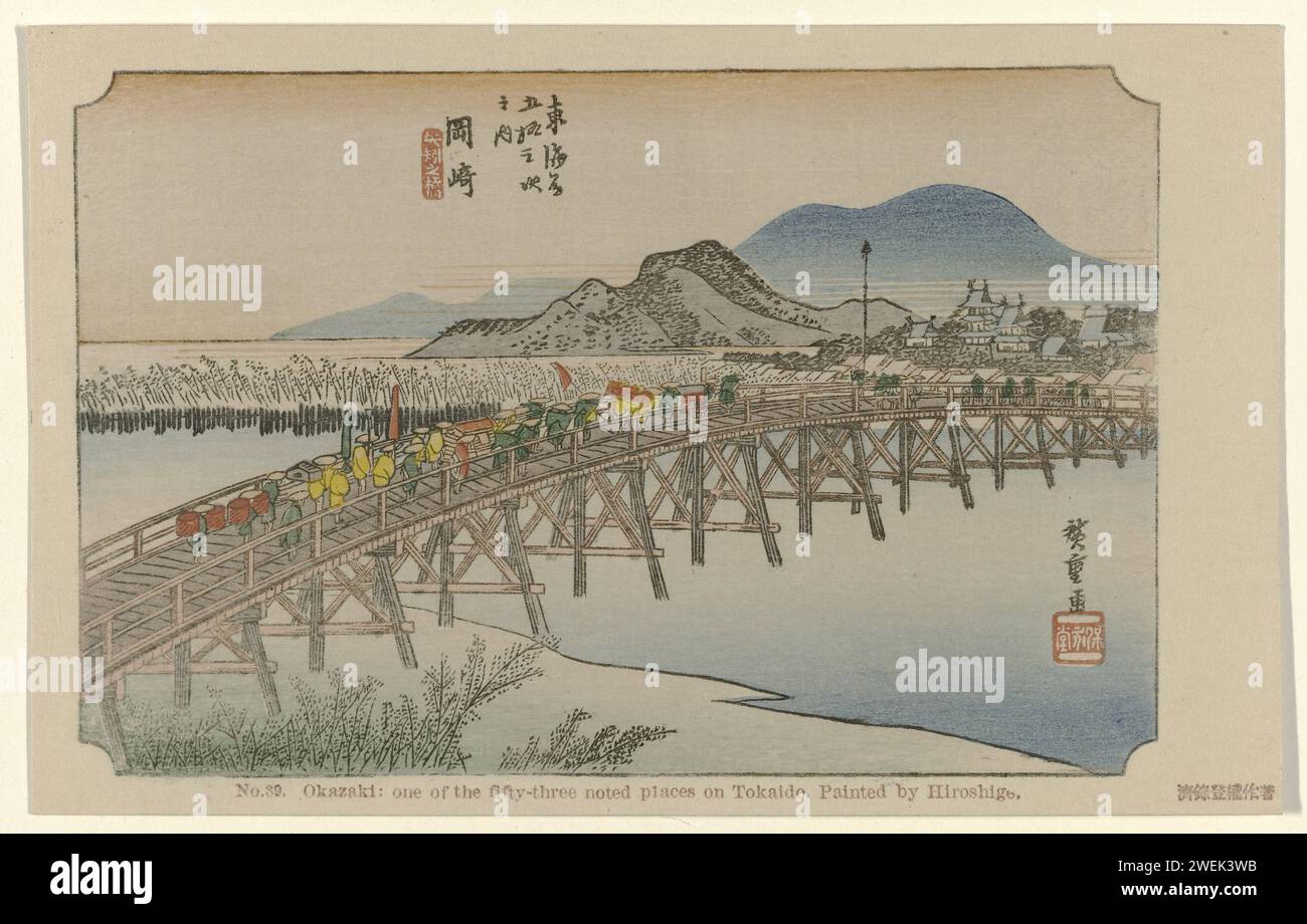Outsia, 1906 Una processione di un Daimyo attraversa il ponte sul fiume Yahagi fino a Okazaki. legno di colore cartone Foto Stock