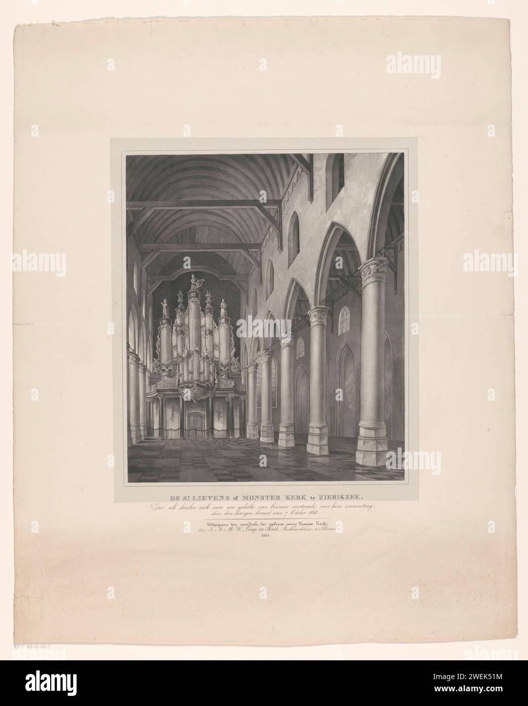 Interno della Sint-Lievensmonsterkerk a Zierikzee, prima dell'incendio del 1832, Anonimo, dopo Jacob Korsten, 1834 stampa interno della Sint-Lievensmonsterkerk a Zierikzee, nel Welstand, prima dell'incendio del 6 ottobre 1832. Faccia dall'interno verso l'organo. La chiesa ha un soffitto di legno. Sulla destra una corsia laterale, separata dalla nave da colonne. parti di carta dell'interno della chiesa. Organo ecclesiastico Sint-Lievensmonsterkerk Foto Stock